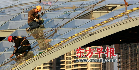 今后，上海還將限制處于人流密集、流動性大的區(qū)域內(nèi)的建筑物安裝玻璃幕墻。徐曉林 早報資料